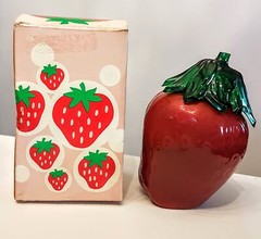 Avon Big Berry Decanter Strawberry Bath Foam 10 oz Red Plastic Bottle NOS Box