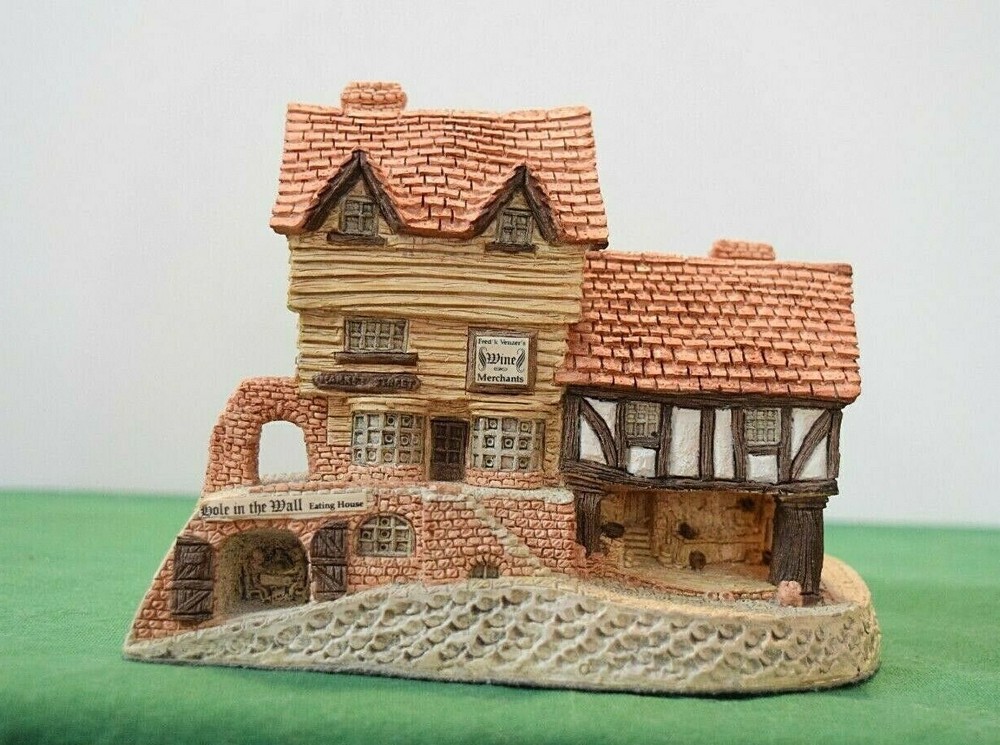 David Winter Market Street In original box with a COA.