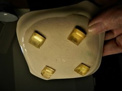 PAX42 — MODERNIST ART POTTERY PORCELAIN SMALL DISH W/ SILICONE FEET 4 3/4″ SQ