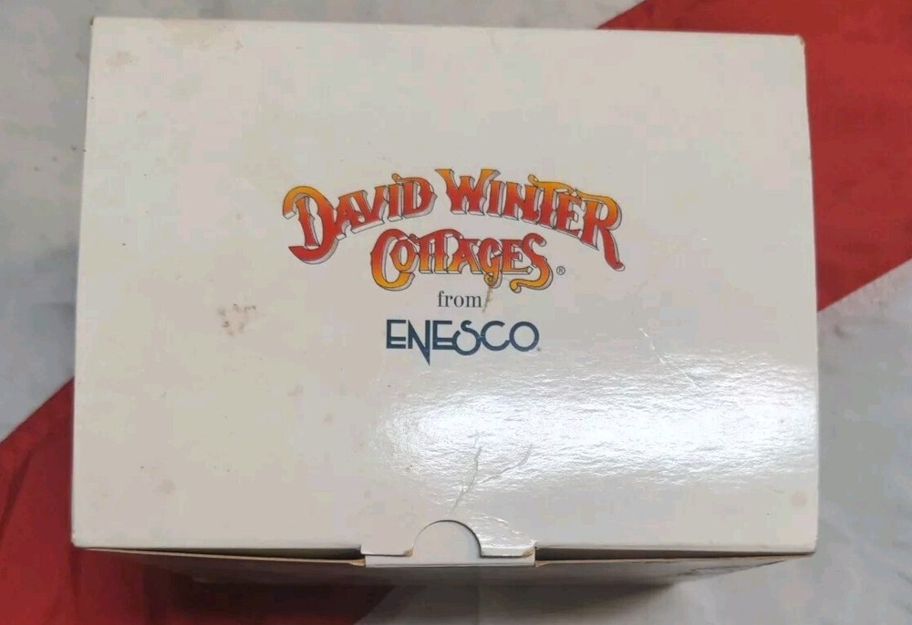 Enesco – David Winter “Signal Box” D1071 in original box