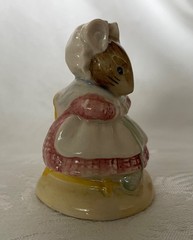 1990s Beswick Beatrix Potter THE OLD WOMAN WHO LIVED IN A SHOE KNITTING – Signed