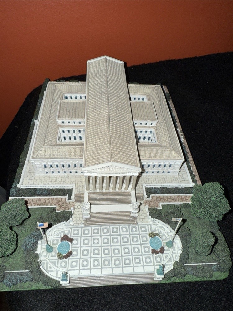 Danbury Mint The U.S. Supreme Court Deluxe Sculpture Washington D.C. Wood Base