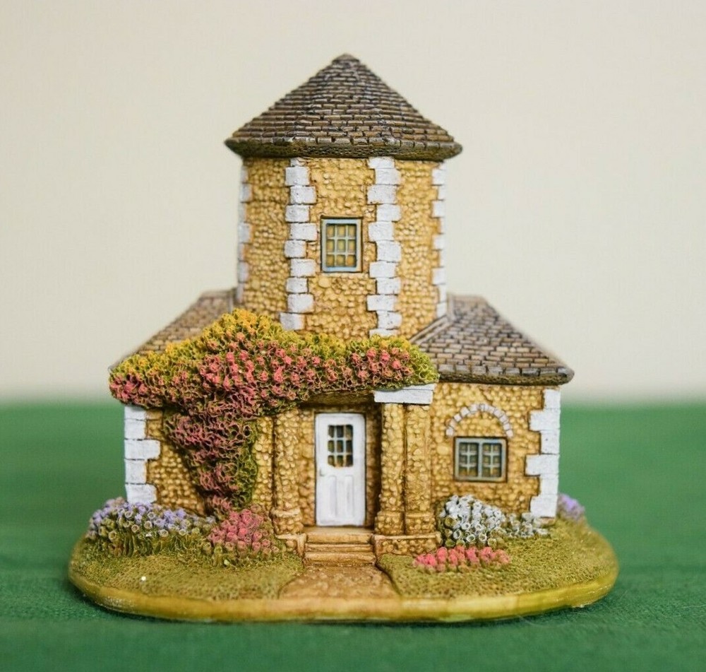 Lilliput Lane The Hermitage L3267. Mint in its original box with a deed