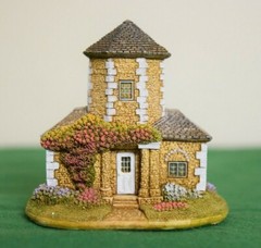 Lilliput Lane The Hermitage L3267. Mint in its original box with a deed