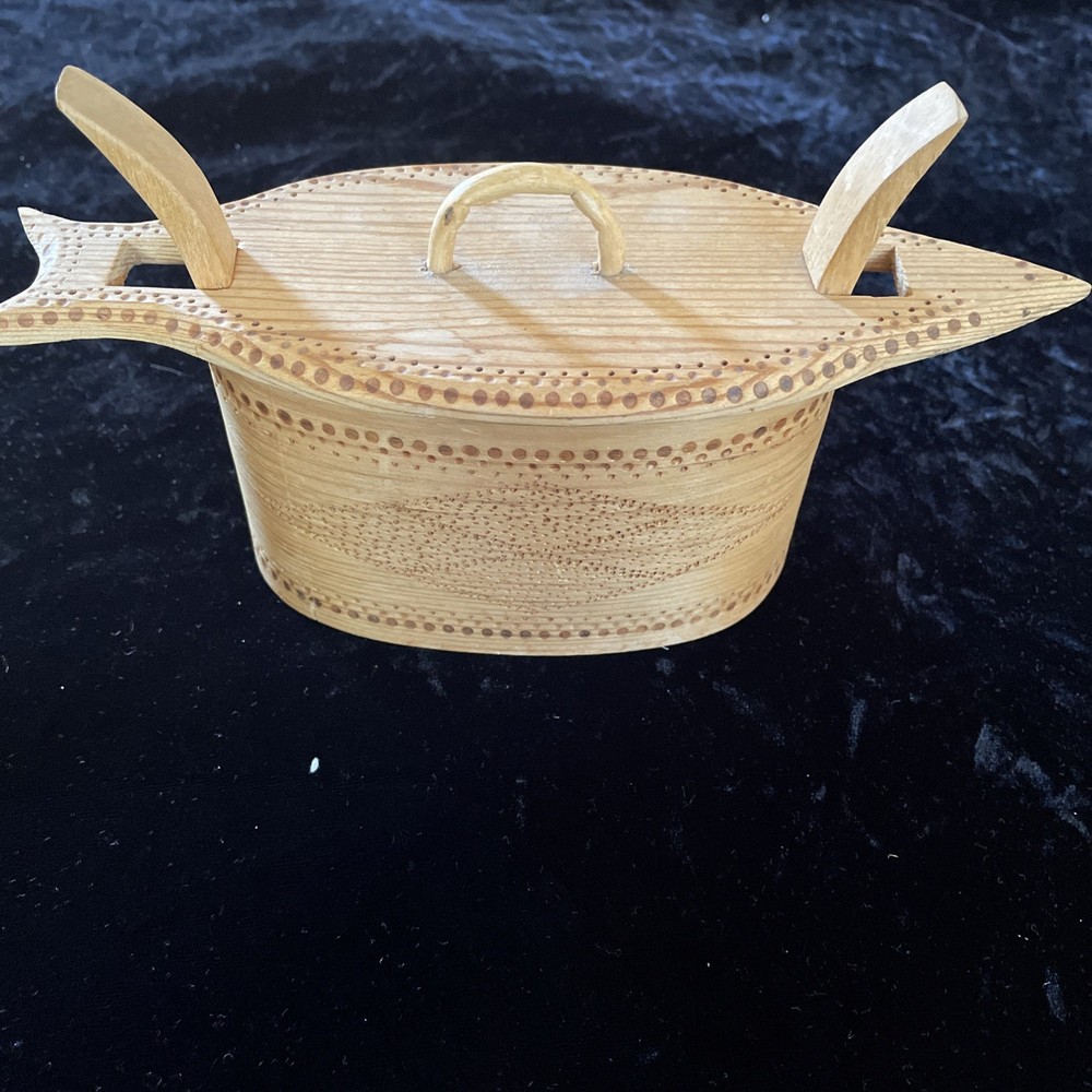 Vintage Norwegian Tine Box Wood Folk Art Scandinavian small 9×6 Signed UN 1987