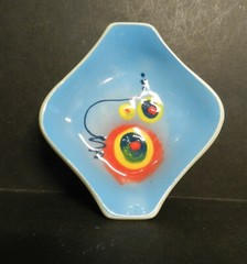 PAX42 — MODERNIST ART POTTERY PORCELAIN SMALL DISH W/ SILICONE FEET 4 3/4″ SQ