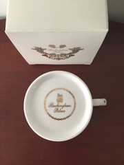 BUCKINGHAM PALACE SOUVENIR TEA CUP FINE BONE CHINA GOLD TRIM QUEEN ELIZABETH II