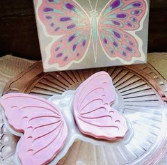 1975 Avon Milk Glass WINGS OF BEAUTY SOAP DISH & HOSTESS SOAPS NOS in Box