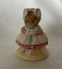 1990s Beswick Beatrix Potter THE OLD WOMAN WHO LIVED IN A SHOE KNITTING – Signed