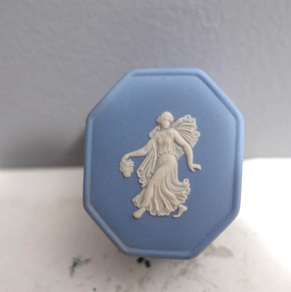 Wedgwood Jasperware 8 Sided Small Pill Trinket Box
