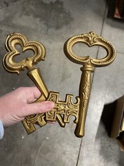 Set Of 2 Sexton Cast Metal Wall Skeleton Keys Gold Brass 1971