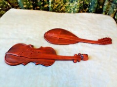 VINTAGE “ROYAL” CAST METAL VIOLIN & MANDOLIN WALL HANGING 18″ ORANGE 60’S 70’S