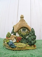 Lilliput Lane The Dog House Mint in its original box with a deed. L2406