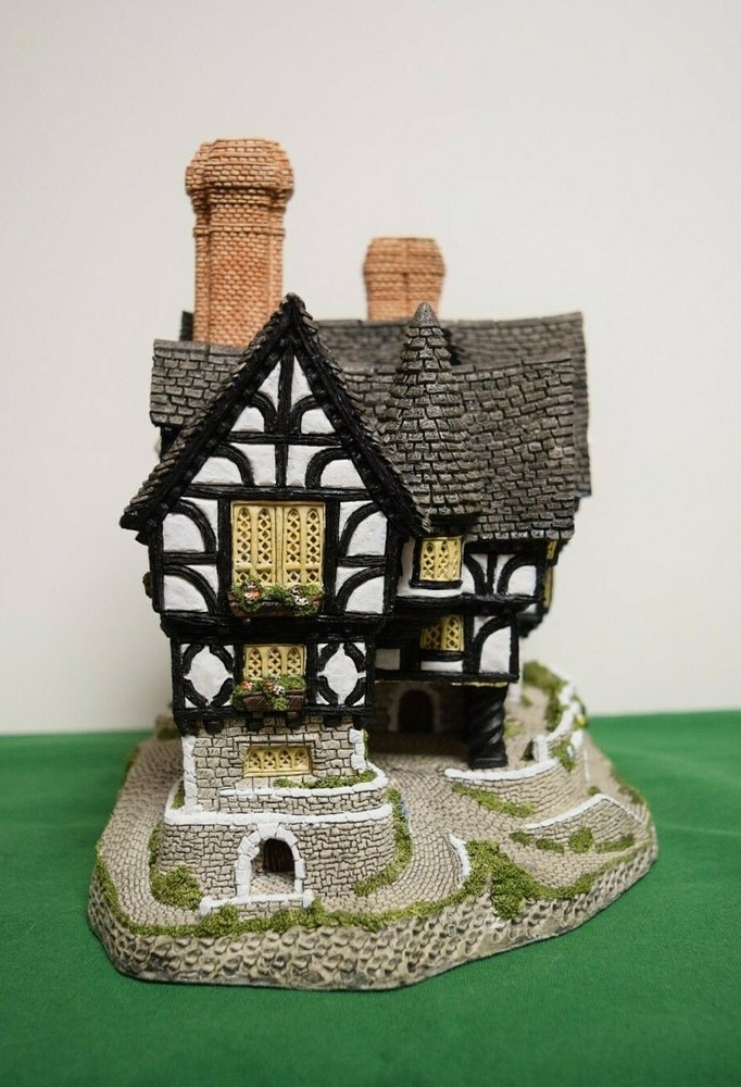 David Winter Falstaff Manor In excellent condition with COA, boxed.