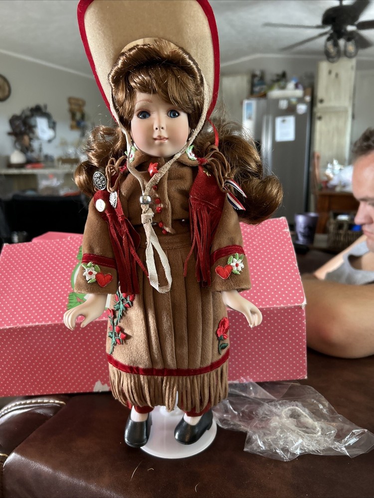 Lil Ladies of the Wild West ANNIE OAKLEY 14″ Porcelain Doll