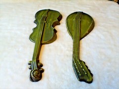 VINTAGE “ROYAL” CAST METAL VIOLIN & MANDOLIN OLIVE GREEN WALL DECOR HANGING 18″