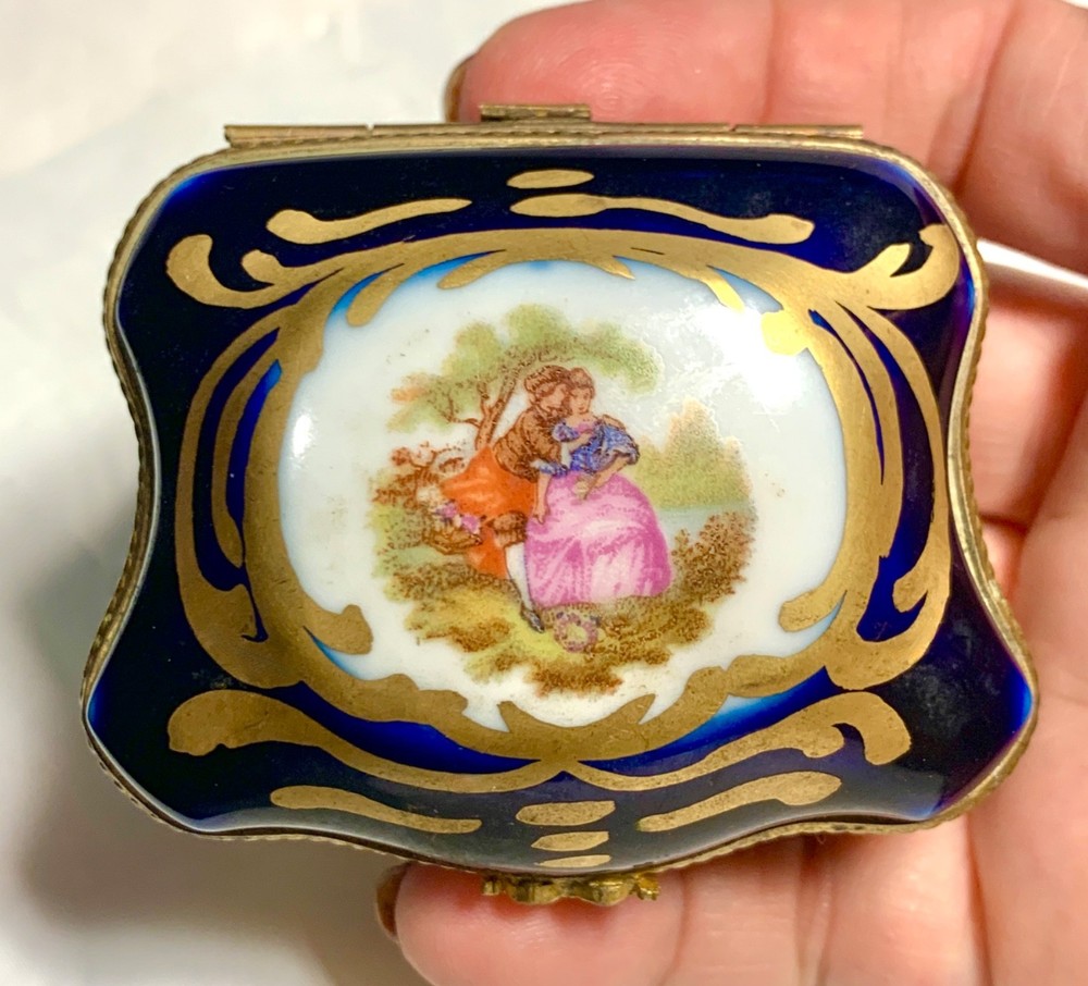 France Limoges Vectoring Couple in Garden Traditi Trinket Box Peint Main Limoge