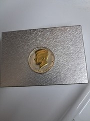 moneda.de 50 centavos de kenedy sin circular protegida con un material plastico