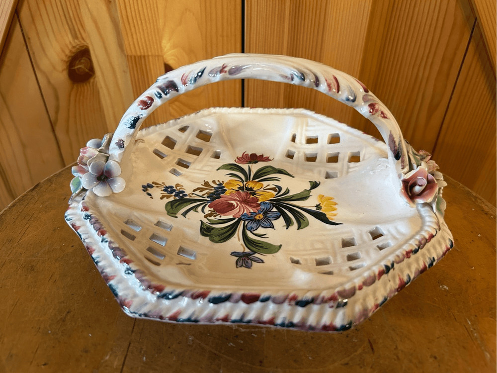 Vintage 1900-1940 Italy porcelain basket Home Decor (8469) read