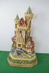 David Winter Premiere Guardian Castle. In box Limited Edition 135 of 1500.