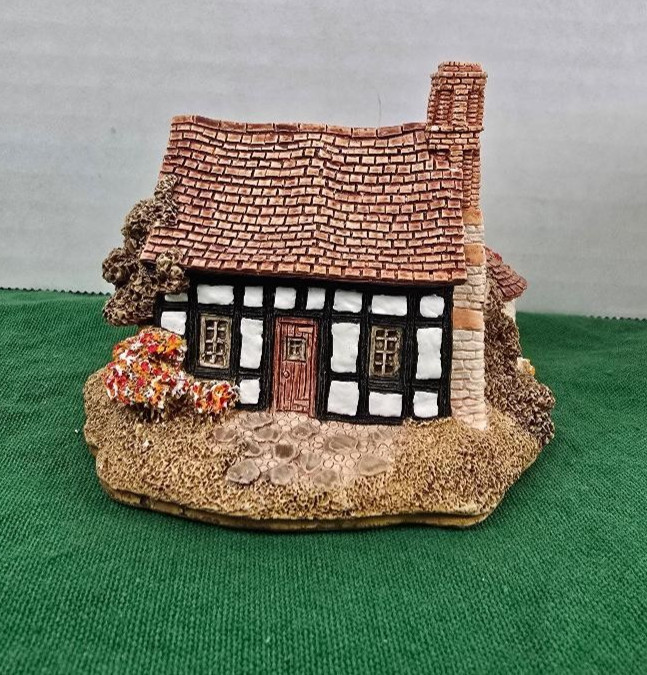 Lilliput Lane Five Ways Cottage. In excellent condition in original box.