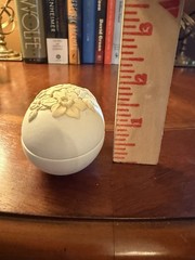 Wedgwood Primrose Yellow On White Jasperware 2.75″ Daffodil Egg – Original Box