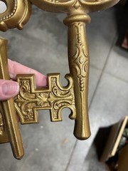 Set Of 2 Sexton Cast Metal Wall Skeleton Keys Gold Brass 1971