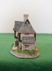 David Winter Hogs Head Beer House. In original box with a COA.