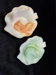2-AKRO AGATE SLAG GLASS LEAF-SHAPED TRINKET DISHES IN TWO DIFFERENT COLORS