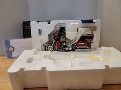 FRANKLIN MINT HARLEY DAVIDSON 2005 HD ULTRA CLASSIC ELECTRA GLIDE HOLIDAY BIKE