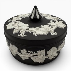 WEDGWOOD Black Jasperware 5″ Round Grapevine TRINKET BOX England UK Grape Leaf