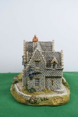 Lilliput Lane Kinlochness. In its original box with a deed.