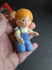 1983 Enesco Country Cousins Figurines Girls Playing With Dollhouse 3 In Tall