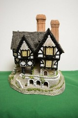David Winter Falstaff Manor In excellent condition with COA, boxed.