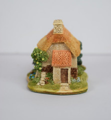 Lilliput Lane Rose Bouquet . Mint in its original box with a deed.