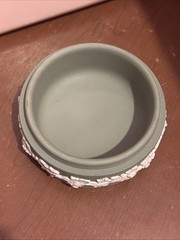 Wedgwood Green Jasperware Vint. Round Lidded Grapevine Trinket Porcelain Box,EUC