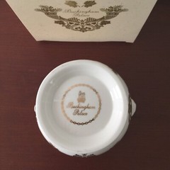 BUCKINGHAM PALACE SOUVENIR PLANTER FINE BONE CHINA GOLD TRIM QUEEN ELIZABETH II