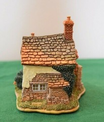 Lilliput Lane Cottages Kiln Cottage L2124 Mint in original box with deed.