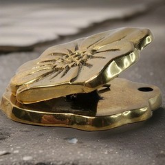 Vintage Taiwan ROC Crowning Touch Brass Gold-Tone Floral Wall Hang Clip — Flower