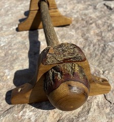 Vtg AMERICAN LIVE EDGE HICKORY WOOD HAND CARVED TOWEL ROD w/ BRACKETS 18″