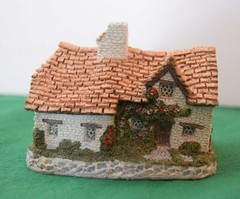 David Winter Sussex Cottage In original box.