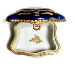 France Limoges Vectoring Couple in Garden Traditi Trinket Box Peint Main Limoge