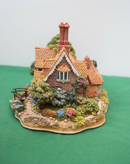 Lilliput Lane Cottages Shades of Summer Mint in box with a deed.
