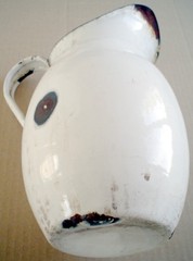 ONE VINTAGE WHITE ENAMEL POT **** UN ANCIEN POT EN ÉMAIL BLANC