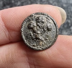 18th Century Cufflink Prince Of Wales Feathers Crown Lead Alloy Detecting Find