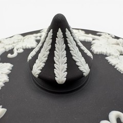 WEDGWOOD Black Jasperware 5″ Round Grapevine TRINKET BOX England UK Grape Leaf