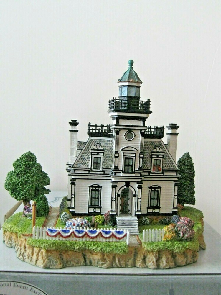 Harbour Lights Summer at Fort Tompkins, NY.Mint in original box. HL655 Signed