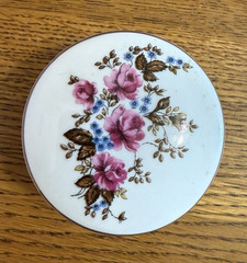 PAINTED ROSES BY LEART ROUND TRINKET BOX MADE IN BRAZIL