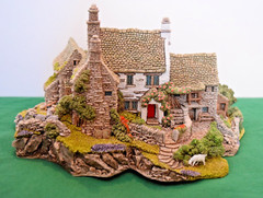 Lilliput Lane High Ghyll Farm. Mint in its original box with a deed. Signed.