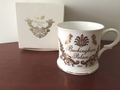 BUCKINGHAM PALACE SOUVENIR TEA CUP FINE BONE CHINA GOLD TRIM QUEEN ELIZABETH II